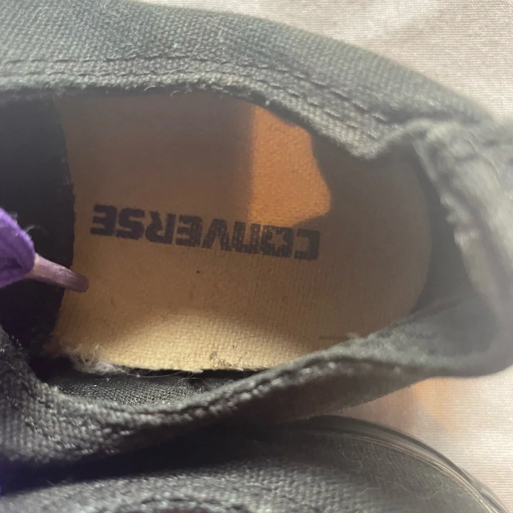 - - Black Low Top Converse Purple Laces kids size 3 EUC